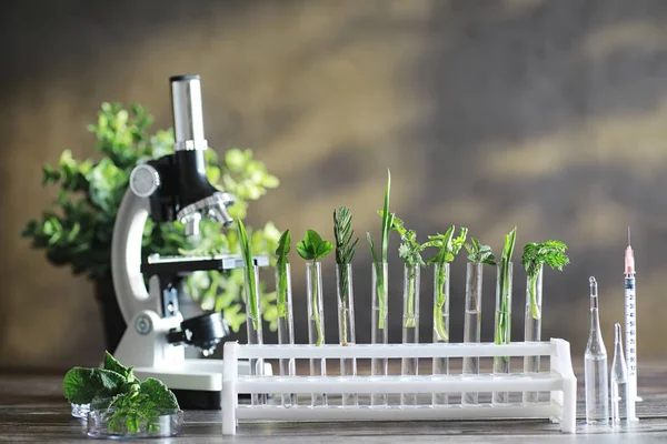 Microscópio e peças de teste na mesa do laboratório . — Fotografia de Stock