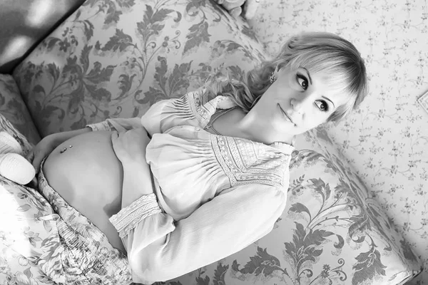 Gravid flicka svart och vitt — Stockfoto