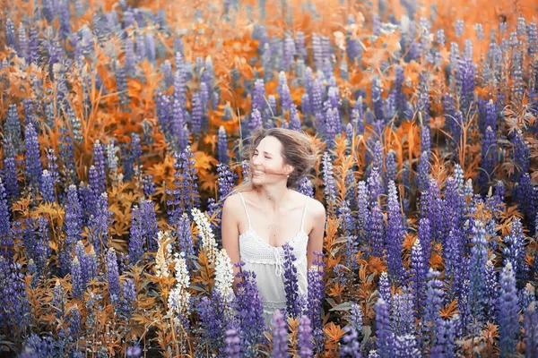 Menina com um buquê de flores no outono — Fotografia de Stock