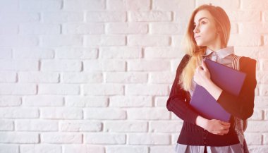 Genç güzel sarışın kız öğrenci