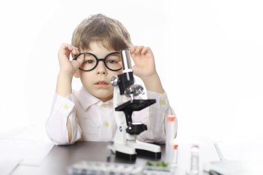 Genç bilim adamları kimyagerler. Doktor, laboratuvar asistanı.