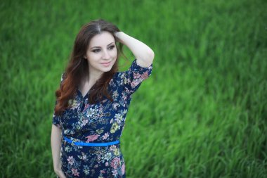 Doğada elbiseli hamile kız