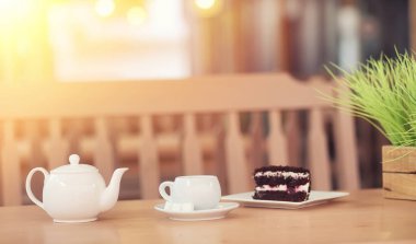 Bir içki ve bir sokak kafede tatlı su ısıtıcısı. Ket çay