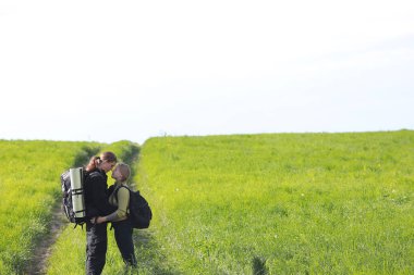 Bir sırt çantası ile yürüyerek seyahat