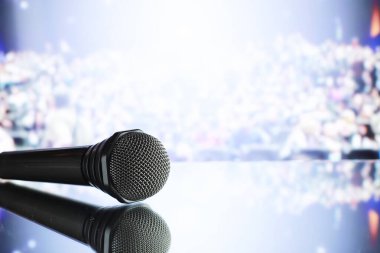 Koridorun önündeki sahnede mikrofon. Performans devam ediyor