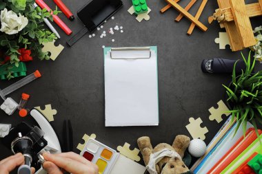 Geçmişi. Çocuk oyuncakları masada. Çocuklar arasındaki boşluk...