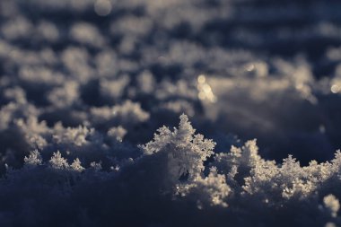 Kışın buz doku. Bir sokağa donmuş su parçaları 