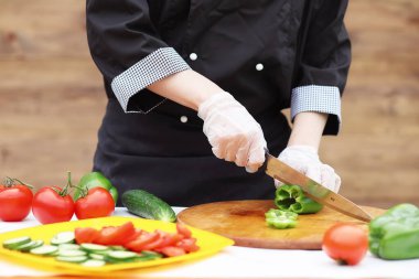 Aşçı taze çiftlik sebze keser