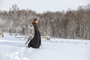 Defender'ı posta zırh genç savaşçı