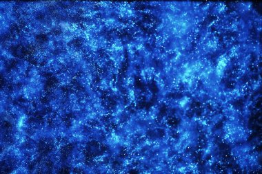 Evrenin uzak bir galakside bulutsu ve yıldız