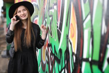 Şehrin içinde bir deri yelek sokak aşağı bir kız yürüyor bir 