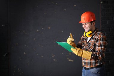 Koruyucu bir kask içinde erkek mimar Oluşturucu