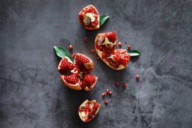 Masanın üzerinde olgun nar taneleri var. Nar suyu..