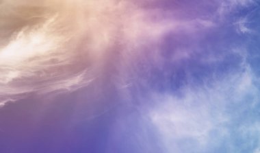 Beyaz bir gökyüzünde bulutlar