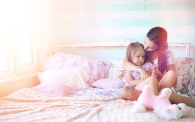 Bir kitap genç kız kızı olan o oturan genç kız okur