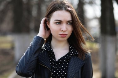 Bahar şehrin içinden bir yürüyüşte kız