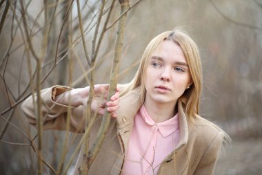 Sevimli sarışın bir Şehir Parkı içinde