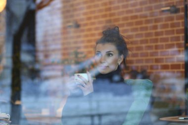 Bir kafede genç bir kadın.