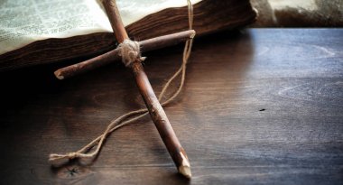 Ahşap bir masa üzerinde dini eski kitap. Dini bir çapraz bağlı zekâ