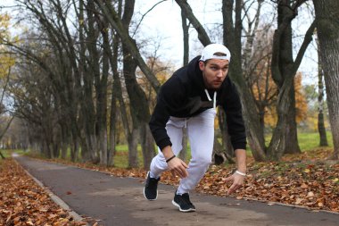 Genç adam bir sonbaharda sakal.