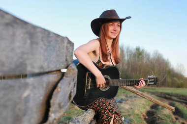 cowgirl BM şapkası gitar ile