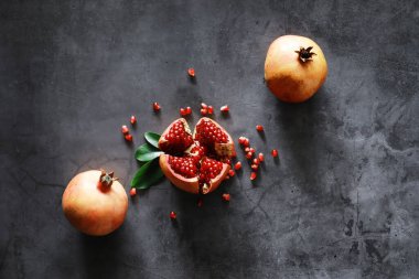 Masanın üzerinde olgun nar taneleri var. Nar suyu..