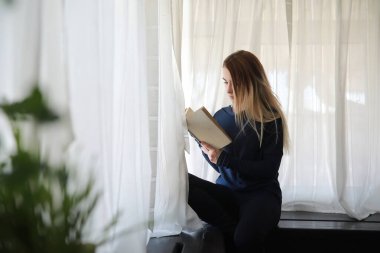 Genç kız evde rahatlatıcı