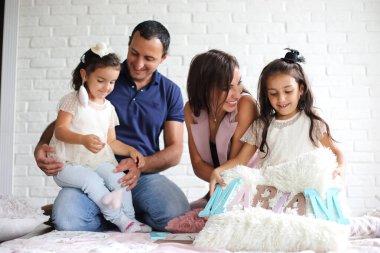 Kızları olan genç ve güzel bir aile.