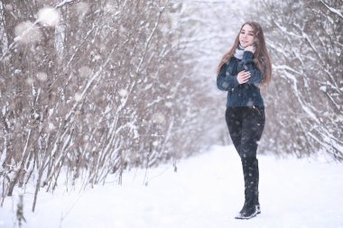 Kış parkında kar yağan bir kız