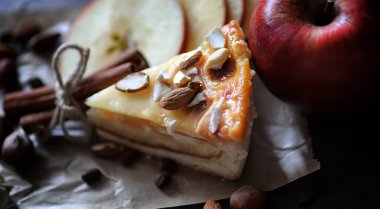 Tarçın ve ahşap bir masa üzerinde elma turtası. Taze pasta zekâ