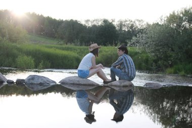 Hoş bir çift tarafından kırsal bir yolda