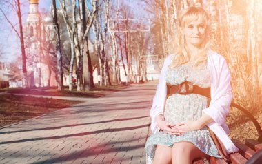 Hamile kız parkta bir yürüyüş. CI karnından kızla