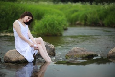 Yaz aylarında bir yürüyüşe doğada hamile kadın