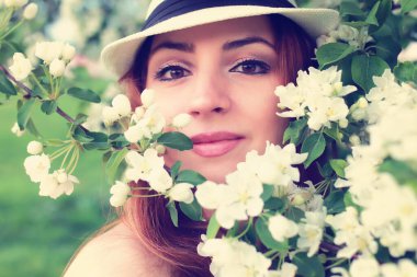 Elma ağacı çiçeğindeki kadın