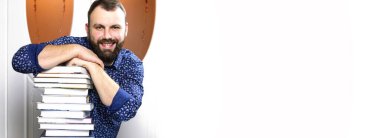 Sakallı bir adam ders kitapları ile