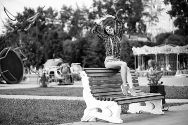 Kız bir palyaço makyaj siyah ve beyaz