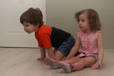 Bir katta bir odada oynayan genç çocuk