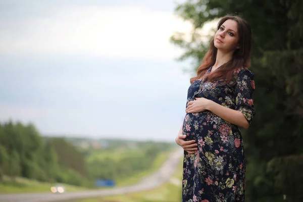 Ragazza incinta in un vestito in natura — Foto Stock