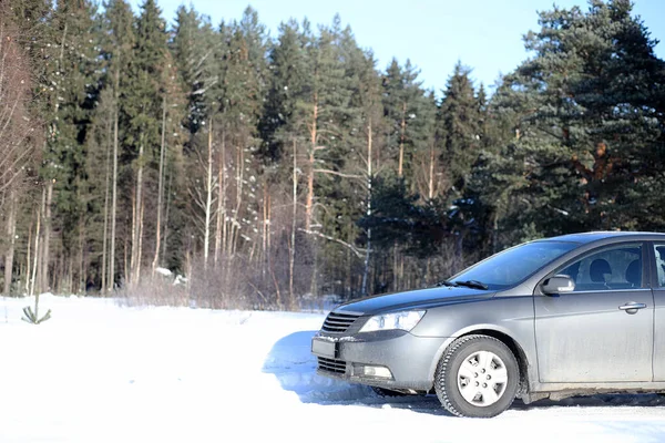 Hombre se para al aire libre cerca de coche roto — Foto de Stock