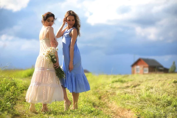 Chicas jóvenes están caminando en el campo — Foto de Stock