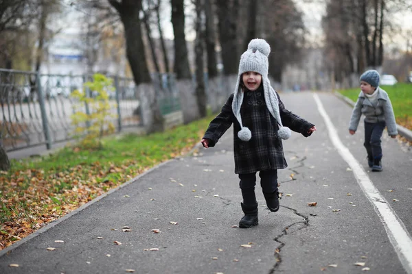 Діти гуляють в осінньому парку — стокове фото