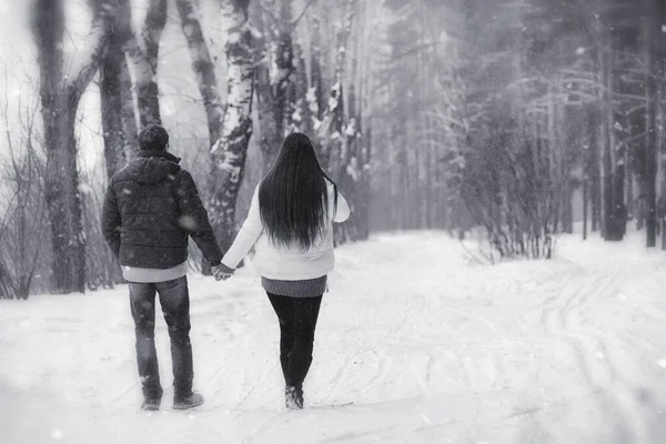 Een verliefde paar op een winter wandeling. Man en vrouw op een datum in de — Stockfoto