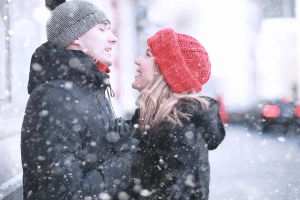 Jeune couple marchant à travers l'hiver — Photo