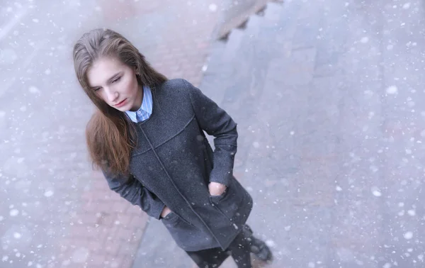 Jong meisje buiten in de winter. Model meisje poseren buitenshuis op een w — Stockfoto