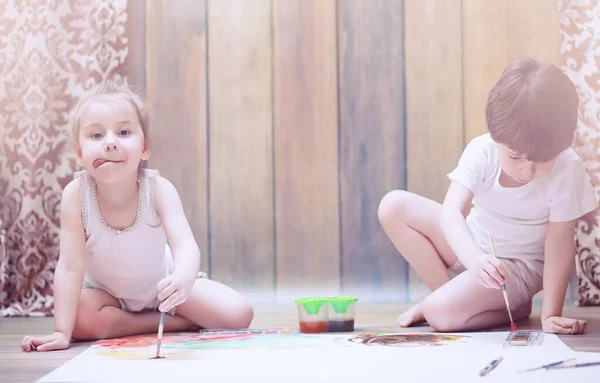 I bambini dipingono su un grande foglio di carta — Foto Stock