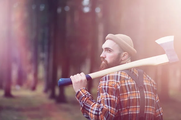 Un leñador barbudo con un hacha grande —  Fotos de Stock