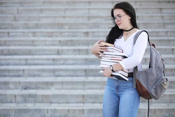 Студентка на улице с книгами — стоковое фото