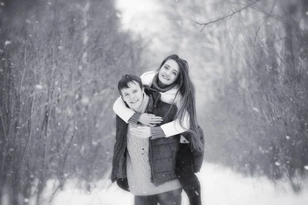 Μια αγάπη ζευγάρι σε ένα χειμερινό περίπατο. Άνδρας και γυναίκα σε μια ημερομηνία με το — Φωτογραφία Αρχείου