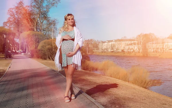 Dziewczyna w ciąży na spacerze w parku. Dziewczyna z brzuchem w PW — Zdjęcie stockowe