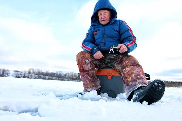 Pescador Invierno en el lago —  Fotos de Stock